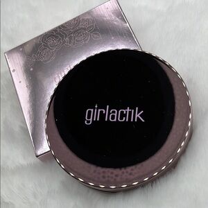 Girlactik Luminous Pressed Face Powder in Fair - Setting/Finishing Powder